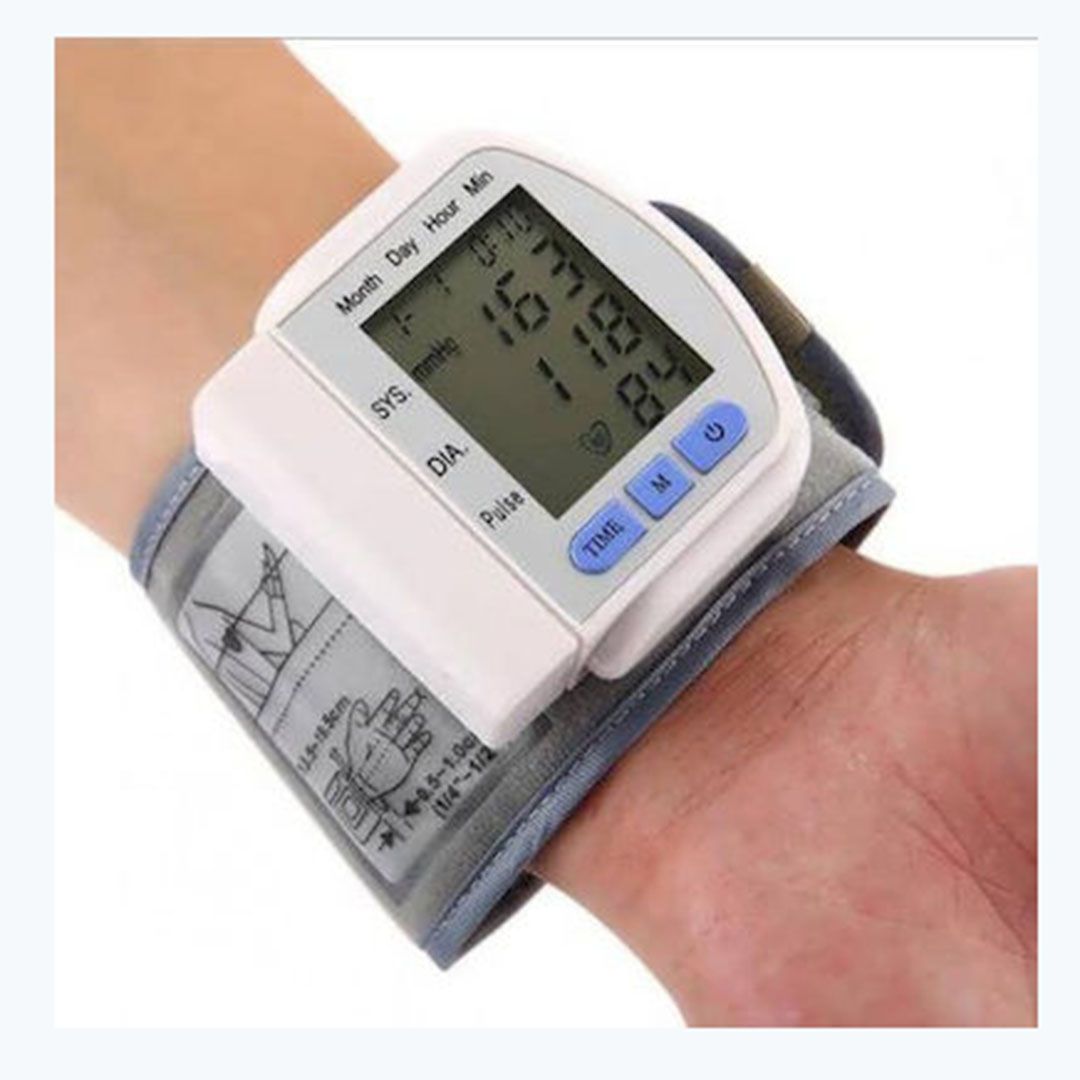 Измерение артериального давления тонометром на запястье. Цифровой тонометр CK-102s. Blood Pressure Monitor CK-102s. Тонометр на запястье CK-102s. Автоматический тонометр на запястье цифровой универсальный CK-102s.