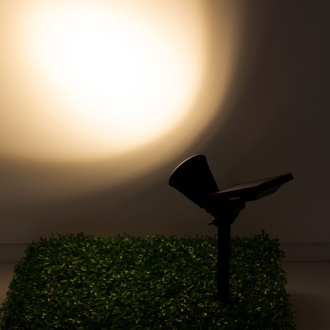 GloboStar Στεγανό Καρφωτό Ηλιακό Φωτιστικό IP67 με Ανιχνευτή Κίνησης και Αισθητήρα Φωτός και Θερμό Λευκό Φως σε Μαύρο Χρώμα 85709